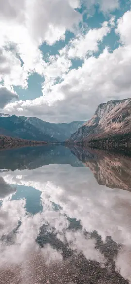 Mountain lake as a budgerigar sees the colours